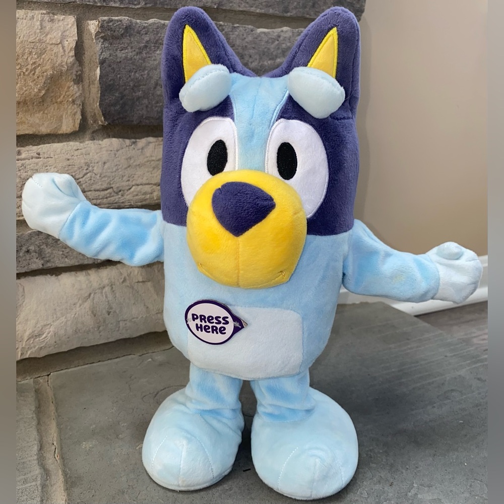 Bluey Dance and Play 14" Animated Plush with Phrases and Songs